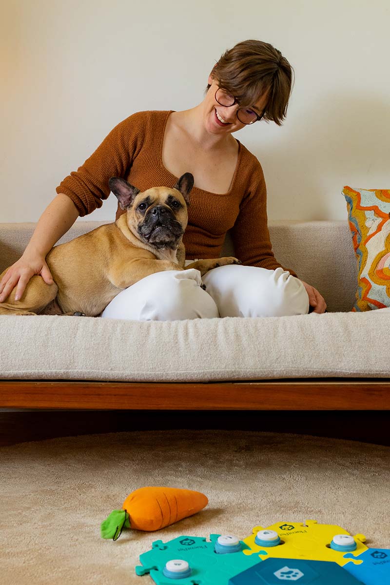 Using talking buttons can also enhance your bonding with your dog. This communication method allows you to better understand your dog's preferences and personality, and can strengthen your relationship through mutual understanding.